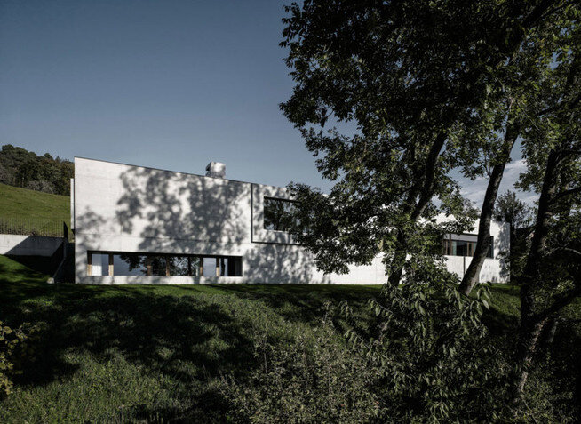 Этот дом в Альпах целиком построен из бетонных плит