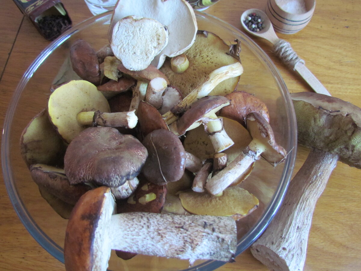 Как понять что грибы готовы. Грибы готовые. Грибы в кулинарии. Маринованные Лесные грибы. Маринованные грибы севера.