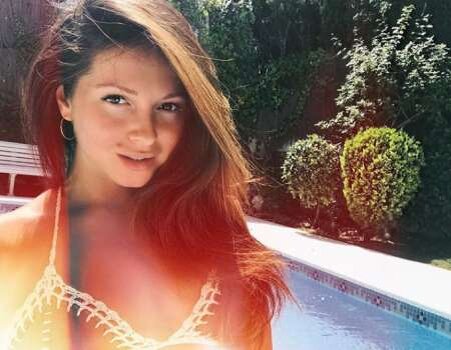 
Певица Анна Шурочкина порадовала фанатов откровенным снимком из бассейна. Беременная Нюша показала пышный бюст в купальнике.
