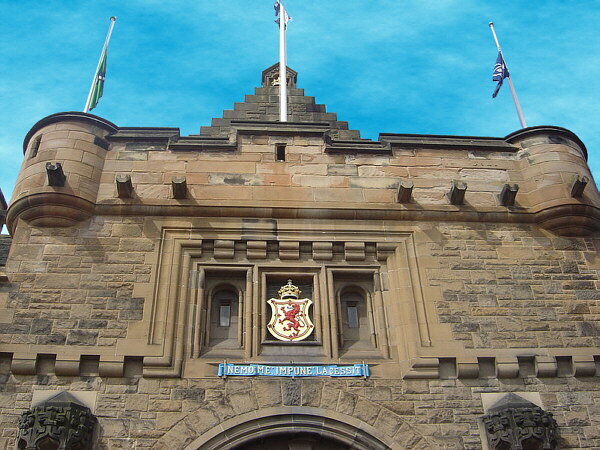 Эдинбургский замок. Королевский шотландский девиз над главным входом: «Nemo me impune lacessit» (по-латыни «Никто меня не тронет безнаказанно»)