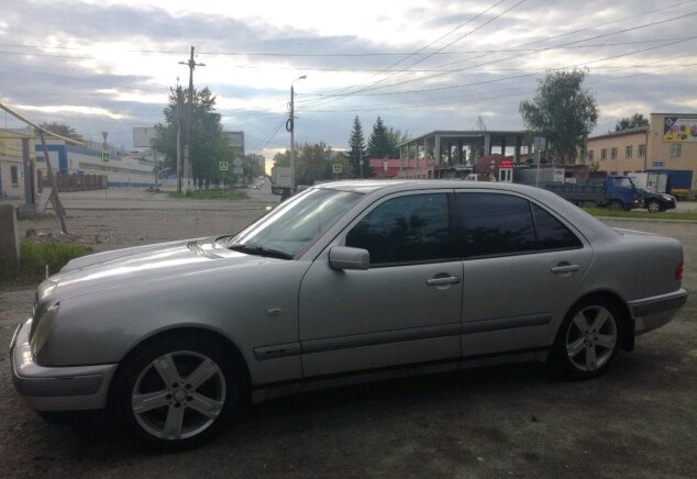 Фото 1: вид сбоку Mercedes-Benz  E-класс 1998 года.