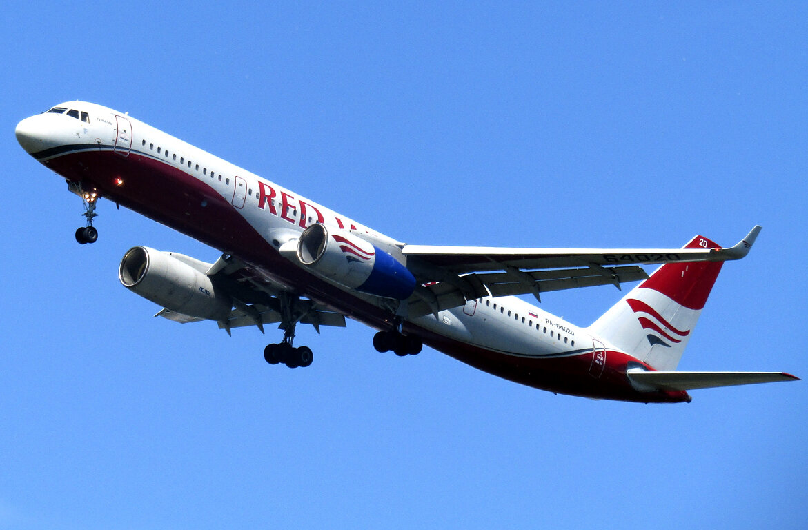 1.Реды на посадке.
Tupolev Tu-204 - Red Wings - RA-64020 - 2001
Сочи - Омск

