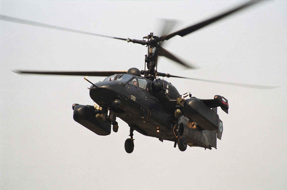 "Шарик" оптико-локационной станции спрятался над кабиной. Позже от такой конфигурации отказались.