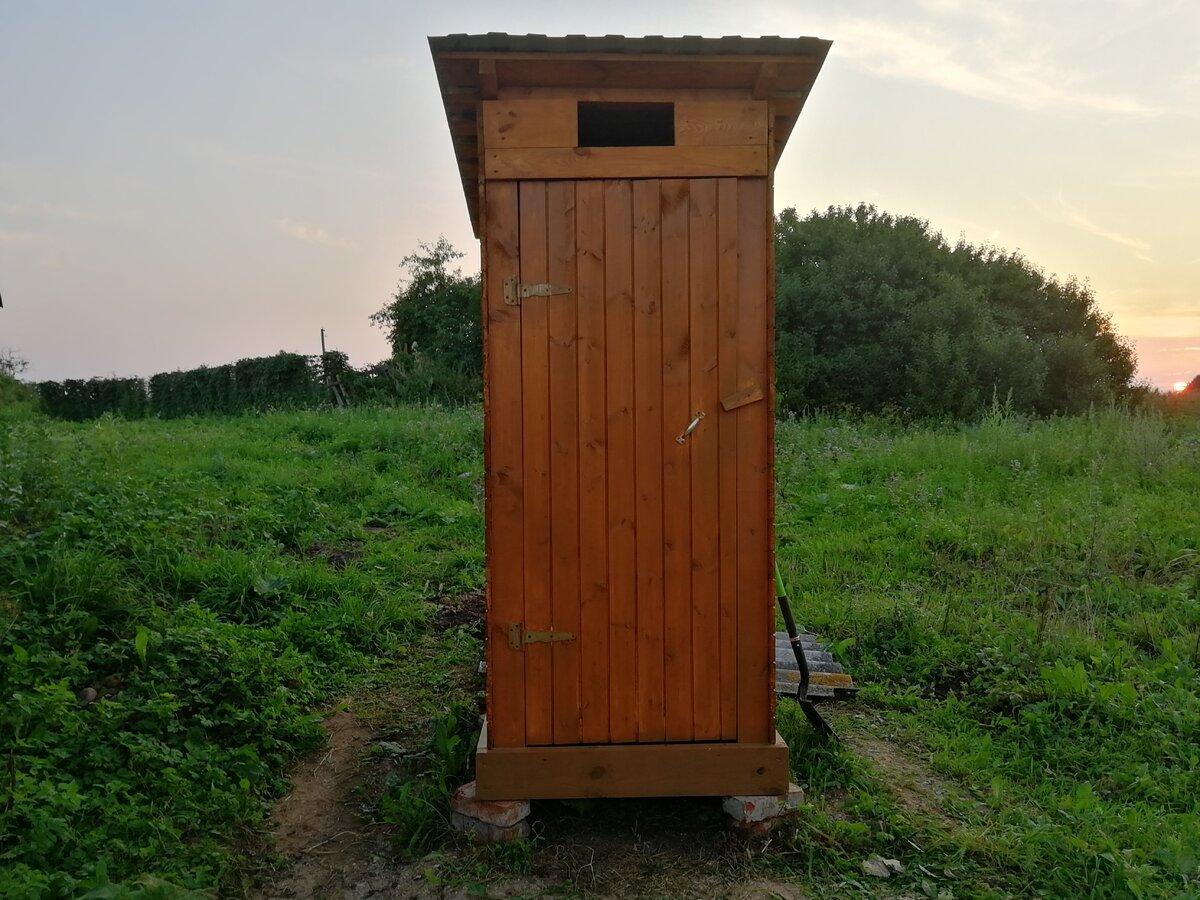 Картинка туалета в деревне