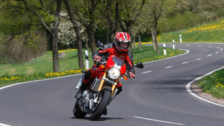 
Вот так правильно: голова под небольшим углом к телу при прямом горизонте, взгляд вперед на выход из поворота.
