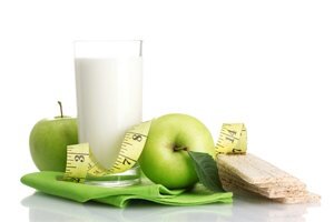 Этот способ похудения хотя и накладывает ограничения на меню, но является очень действенным. Польза кефира провоцирует худеющих держать диету более недели. Это чревато истощением и замедлением обмена веществ, поэтому 7 дней – оптимальный срок для восстановления микрофлоры и уменьшения объема кишечника. Общий срок, который рекомендуется уделить диете – 20-25 дней, так как диета требует грамотного выхода из нее. 