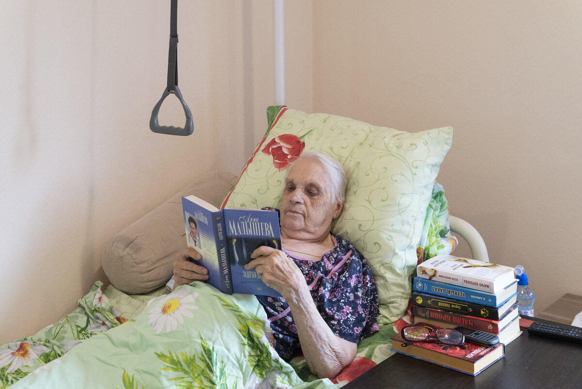 Скорость процесса восстановления напрямую зависит от степени повреждения мозга и области и объема кровоизлияния, если речь идет о геморрагическом инсульте. Также на длительность реабилитационного периода влияют индивидуальные особенности больного, такие как наличие заболеваний, состояние иммунитета, разновидность болезни, влияющей на работу речевого аппарата. Если в одних случаях спустя несколько месяцев лечения удается достичь частичного или полного восстановления речи, то в других никаких изменений не происходит.
