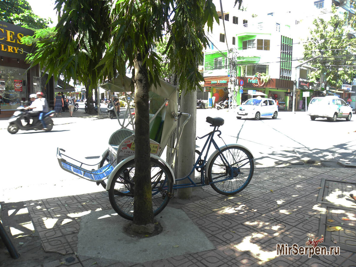 Значительная часть пассажирских и даже грузовых перевозок во Вьетнаме производится на таких агрегатах