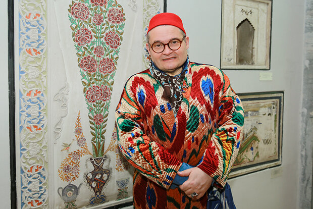 Алекспндр Васильев,  ведущий передачи,  как будто распарывает халаты наших бабушек и шьет из них веселые костюмчики  под цвет штор.