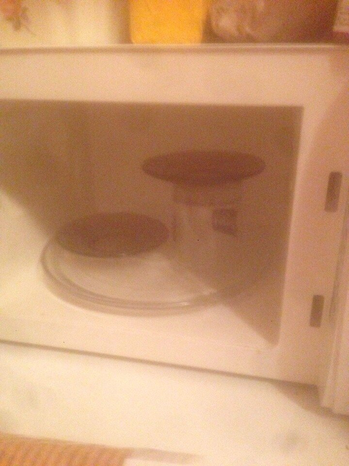 Так можно нагреть сразу две тарелки в микроволновой печи.