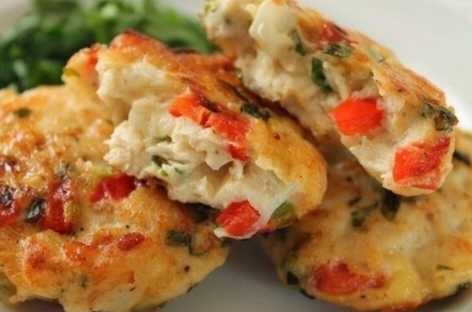 Куриные рубленные котлеты с цветной капустой и небольшим количеством болгарского перца, который придает легкую пикантность и красивый вид блюду. 