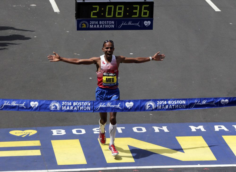 B he run. Марафон (the Marathon) Айзек. Мебрахтом Кефлезигхи. Бостонский марафон медаль. Финиш.