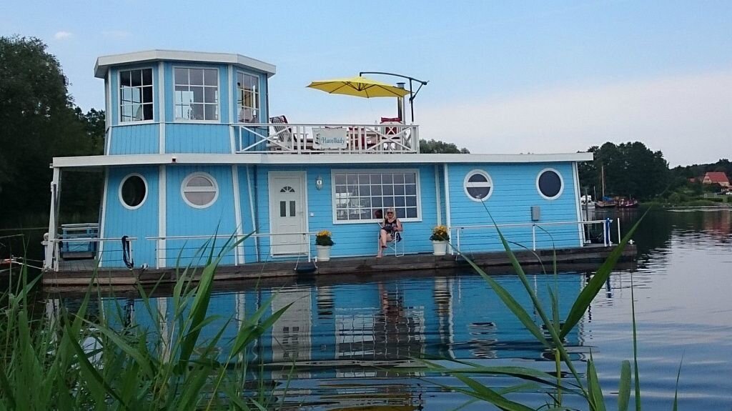 А тут вы можете наблюдать вымирающий вид женщины - читающую блондинку