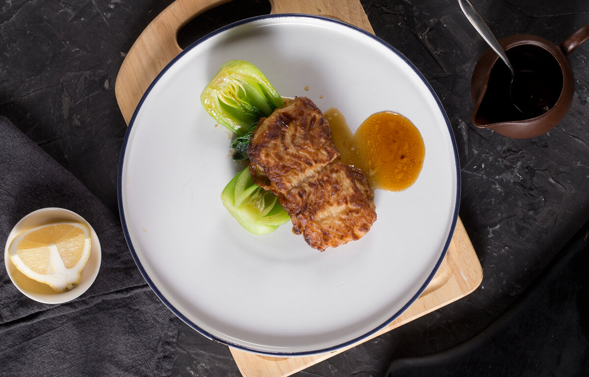 Пример подачи маринованного малоглазого макруруса, жаренного с капустой пак-чой