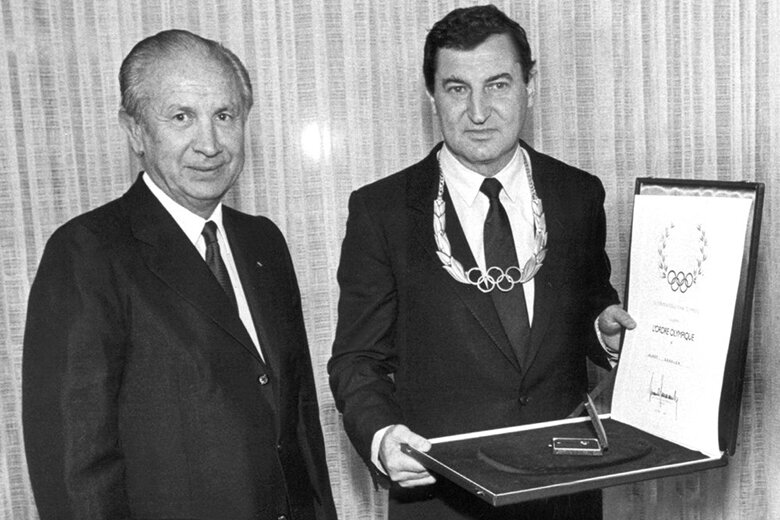 Хорст Дасслер получает орден МОК из рук президента Хуана Антонио Самаранча. Фото: http://sportsmarketing.hu/2017/09/19/adidas-vs-puma-a-testverhaboru-3-resz/