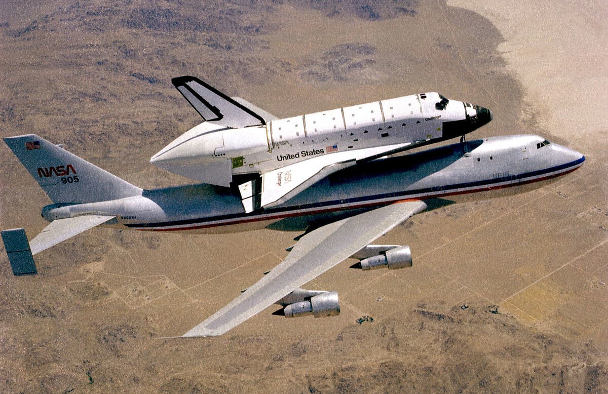 Boeing 747-100 SCA транспортирует шаттл Challenger. Кроме логотипа NASA лайнер несёт ещё и ливрею American Airlines. Фото: Public Domain