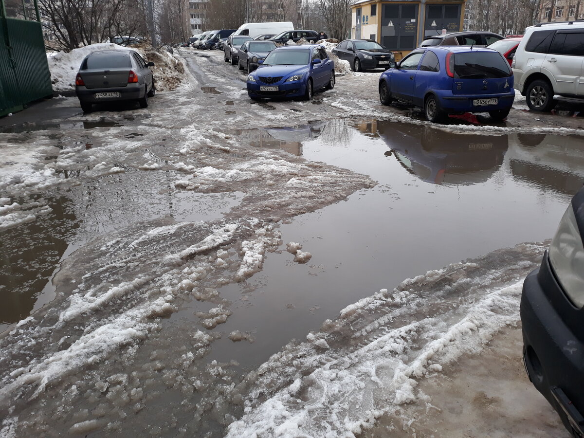 Во дворе не пройти, не проехать.