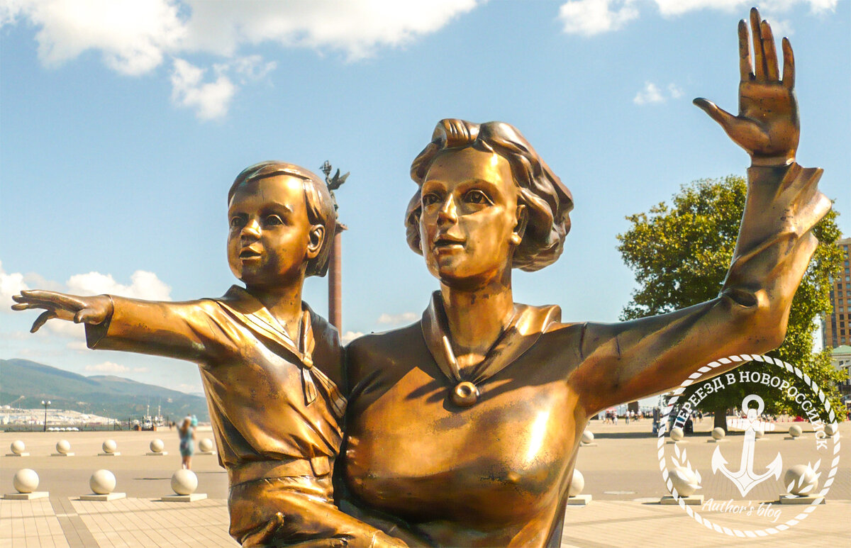Памятник "Жене моряка" на набережной Новороссийска