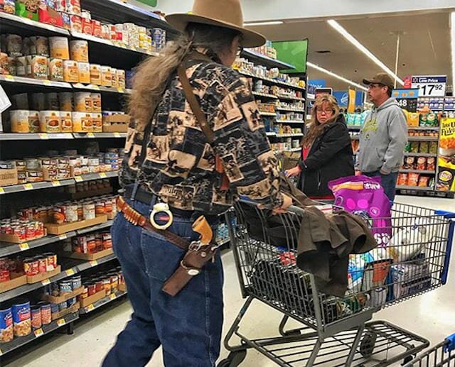 Ковбой. Похоже, шериф покупает продукты в Walmart. Конечно, не всем спокойно от того, что кто-то прогуливается по Волмарту с чем-то похожим на работающий пистолет; просто посмотрите на лицо этой женщины. - Фото сайта peopleofwalmart.com