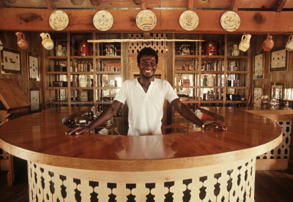 БЭЗИЛ ЧАРЛЬЗ В СВОЕМ ЗНАМЕНИТОМ BASIL’S BAR, 1972