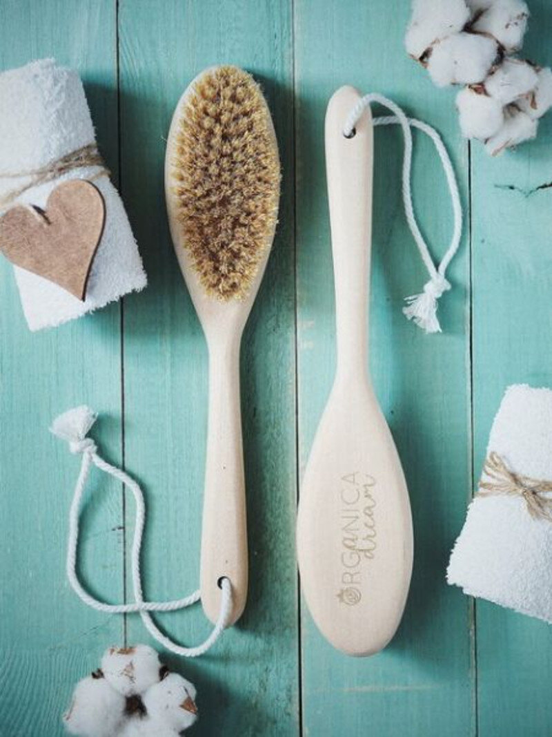 Целлюлит или «пикантные ямочки» это структурные изменения в подкожном слое и застойные явления в жировой ткани (зависит от стадии, но на поверхности его, все же не бывает).  Что происходит, когда мы делаем сухой дренажный массаж жесткой щеткой? Мы, прежде всего, разгоняем лимфу, то есть избавляем ткани от лишней воды - уходит отек.   Несомненно, для кожи, да и для организма в целом, это очень полезно. Способно ли это избавить наши проблемные места от ненавистного целлюлита? Увы, нет. Сгладить поверхность кожи, за счёт сухого скрабинга и удаления омертвевших клеточек -да. Кожа становится очень мягкая, но от целлюлита только с помощью щетки для сухого массажа не избавиться.  