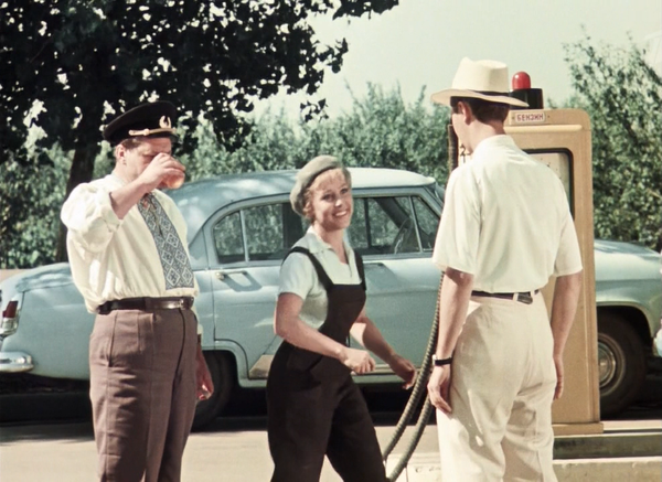 Стоп-кадр из фильма "Королева бензоколонки", 1962 г., реж. А.Мишурин и А.Литус