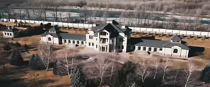 Стоимость — миллиард. Город — Черкесск. Владелец — Каитов. По бумагам в реестре там совершенно иное здание.