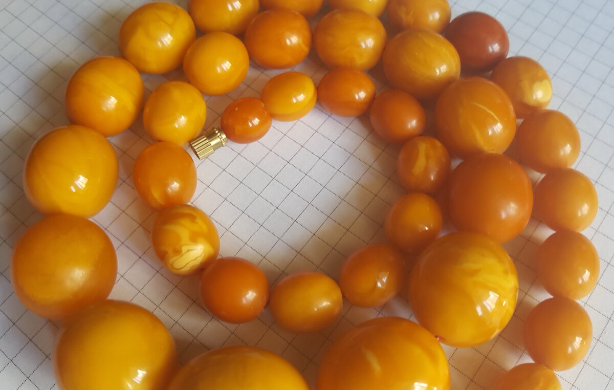 Янтарные бусы.