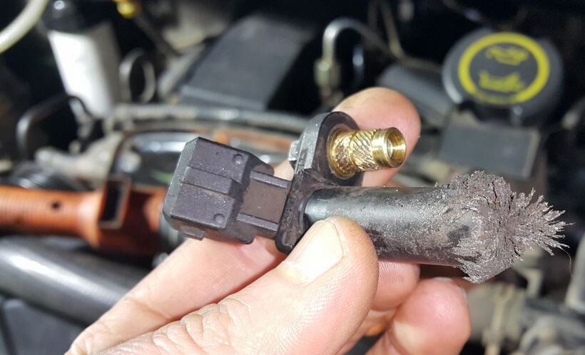 Металлическая стружка на датчике распредвала