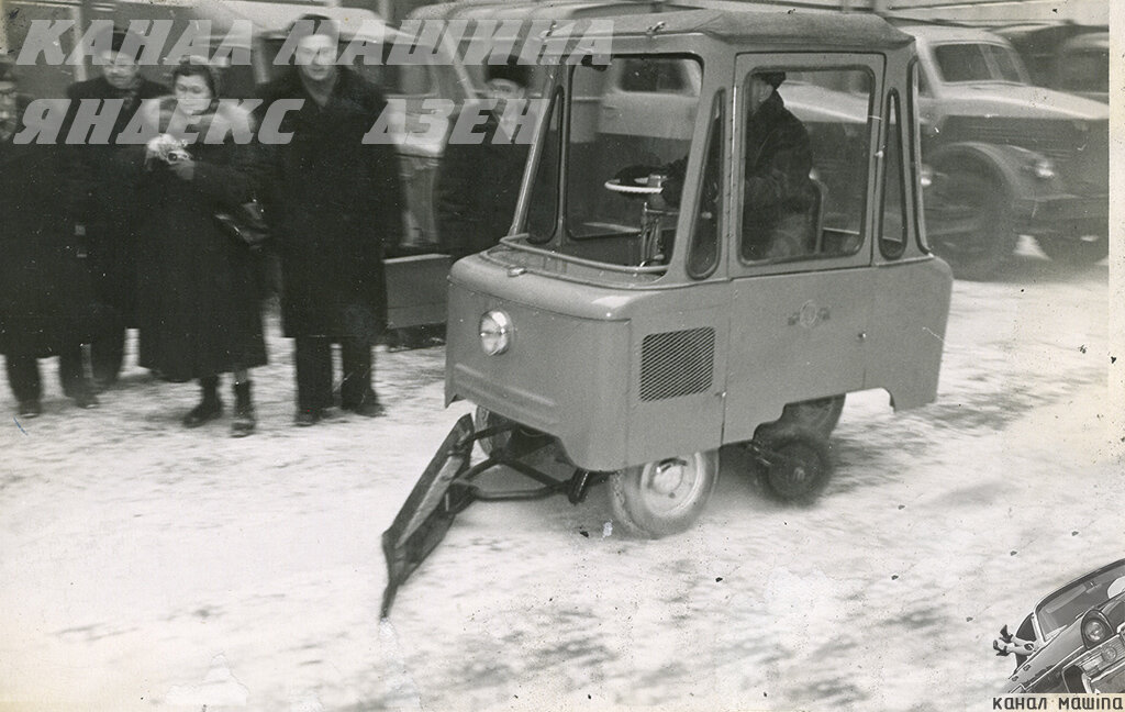 Опытный образец Т-2 с матерчатой крышей кузова на «презентации», 1958 г. // Фото из архива А.Волкова 