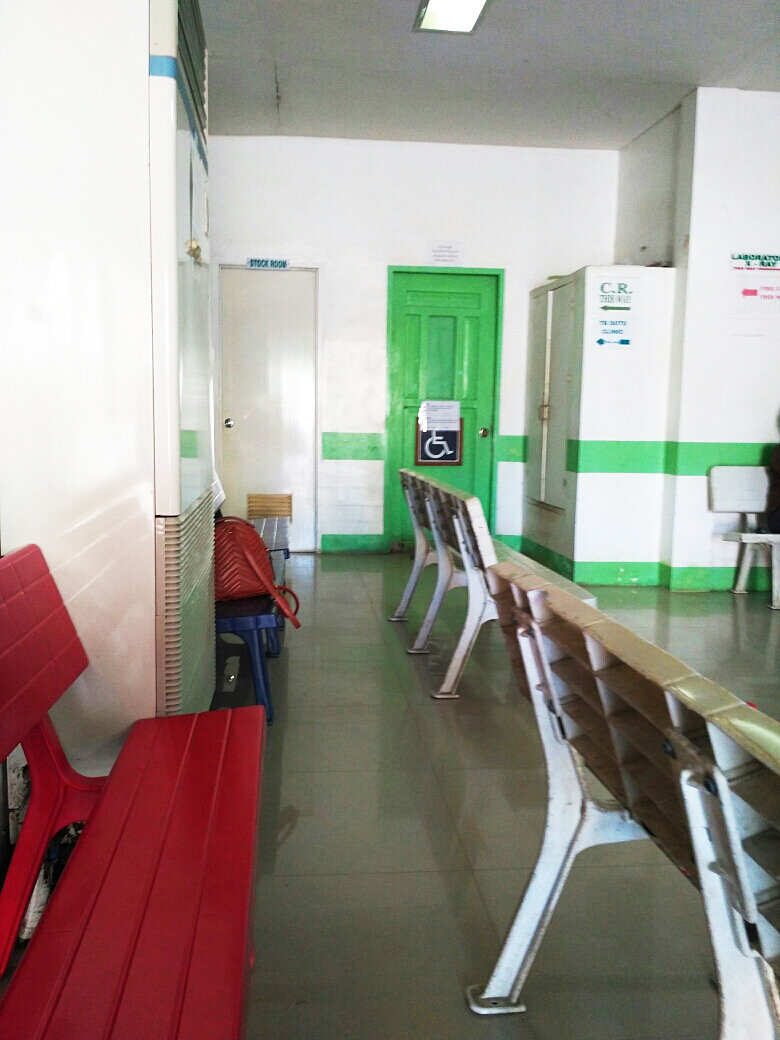 Зал ожидания и дверь в "comfort room".  Я не  с первого раза смогла понять могу ли я вообще туда попасть.