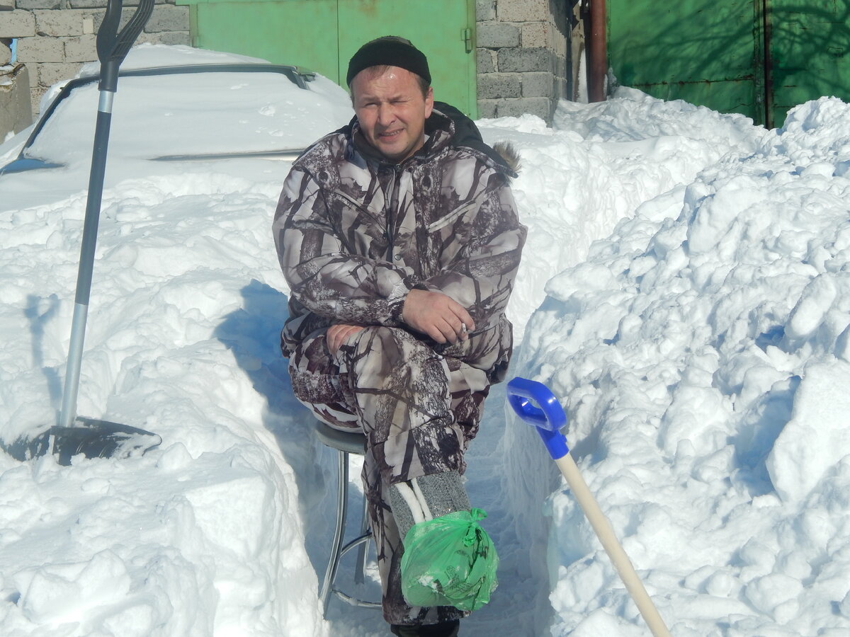 Чистить снег стоя коленкой на табурете я уже научился! )))