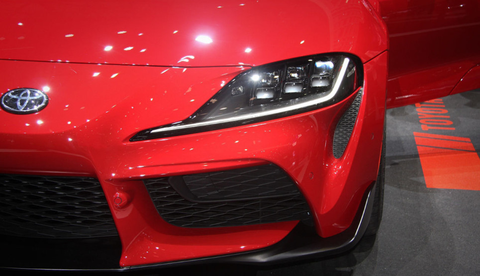 Дизайнеры добавили новую оптику с L-образными дневными ходовыми огнями. Решетки радиатора нет, вместо нее три сетчатые вставки, выполняющие роль аэродинамических направляющих. Ветровое стекло похоже досталось в наследство от Z4.  Из-за немаленького размера для лучшей аэродинамики по сторонам капота дизайнеры добавили отверстия, которые служат для отвода потока воздуха от колес.
По расцветке кузова новая Supra будет доступна :
- черный;
- синий; 
-серый;
-снежно-белый;
-серый;
-насыщенно –желтый. 
В стандартном исполнении автомобиль установлен на 19-ти дюймовых фирменных дисках с размерами 275/35 спереди и 255/35 сзади. По периметру установлены дисковые тормоза, диаметром 348мм. Спереди установили четырех поршневые суппорты Brembo, сзади двух поршневые суппорты.
