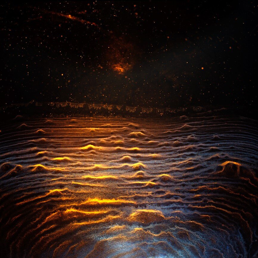 В качестве иллюстраций использована серия «Исчезающий алкоголь» фотографа Эрни Баттона (Ernie Button), который снимал разводы на дне стаканов с шотландским односолодовым виски.