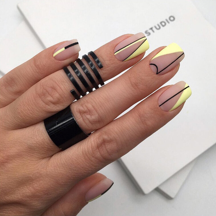 Маникюр с абстракцией и выделением свободного пространства