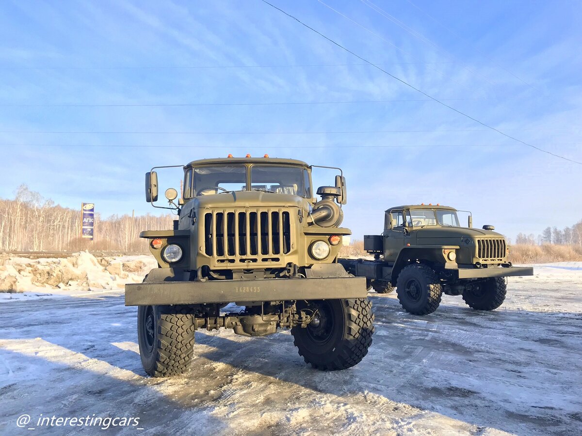 Урал-432007-30 на отдыхе перед длинной дорогой куда-нибудь в Африку или Индию, например. Ну не в Англию же или Японию их погонят? Хотя, кто ж его знает