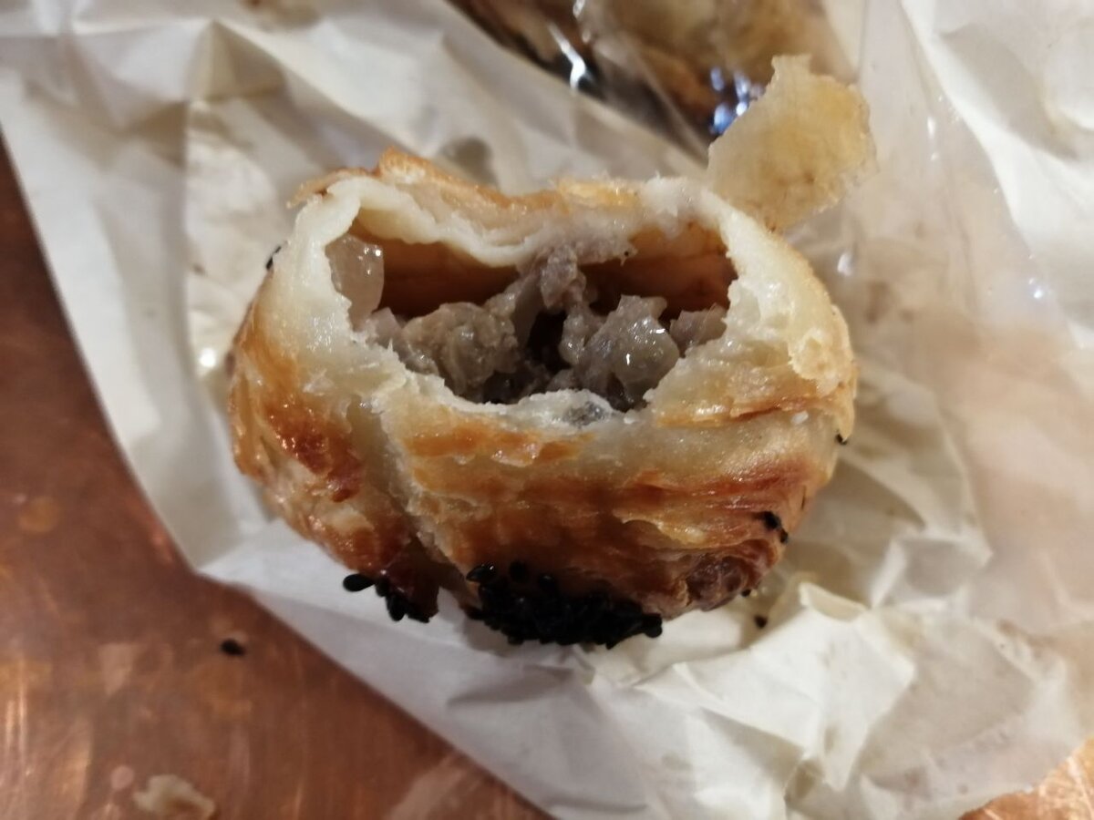 Внутри самсы из баранины плещется мясной сок