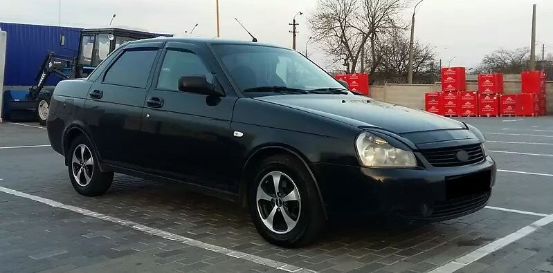 Признайтесь, черные Приоры ведут себя на дороге дерзко.