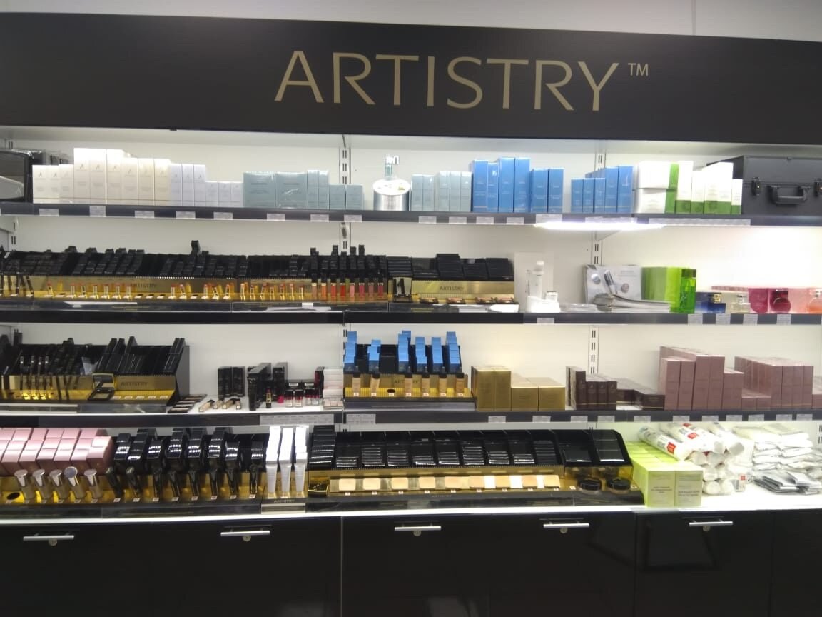 Стеллаж с товарами Amway. Косметика Artistri