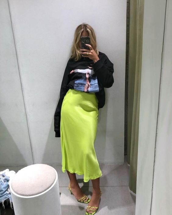 Образ с босоножками в цвет и черной толстовкой