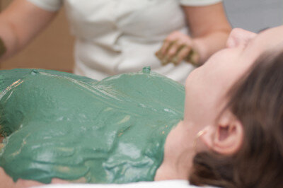 [caption id="attachment_1813" align="aligncenter" width="400"] Огромное значение при обертывании имеет состав смесь, которая применяется для реализации процедуры[/caption]