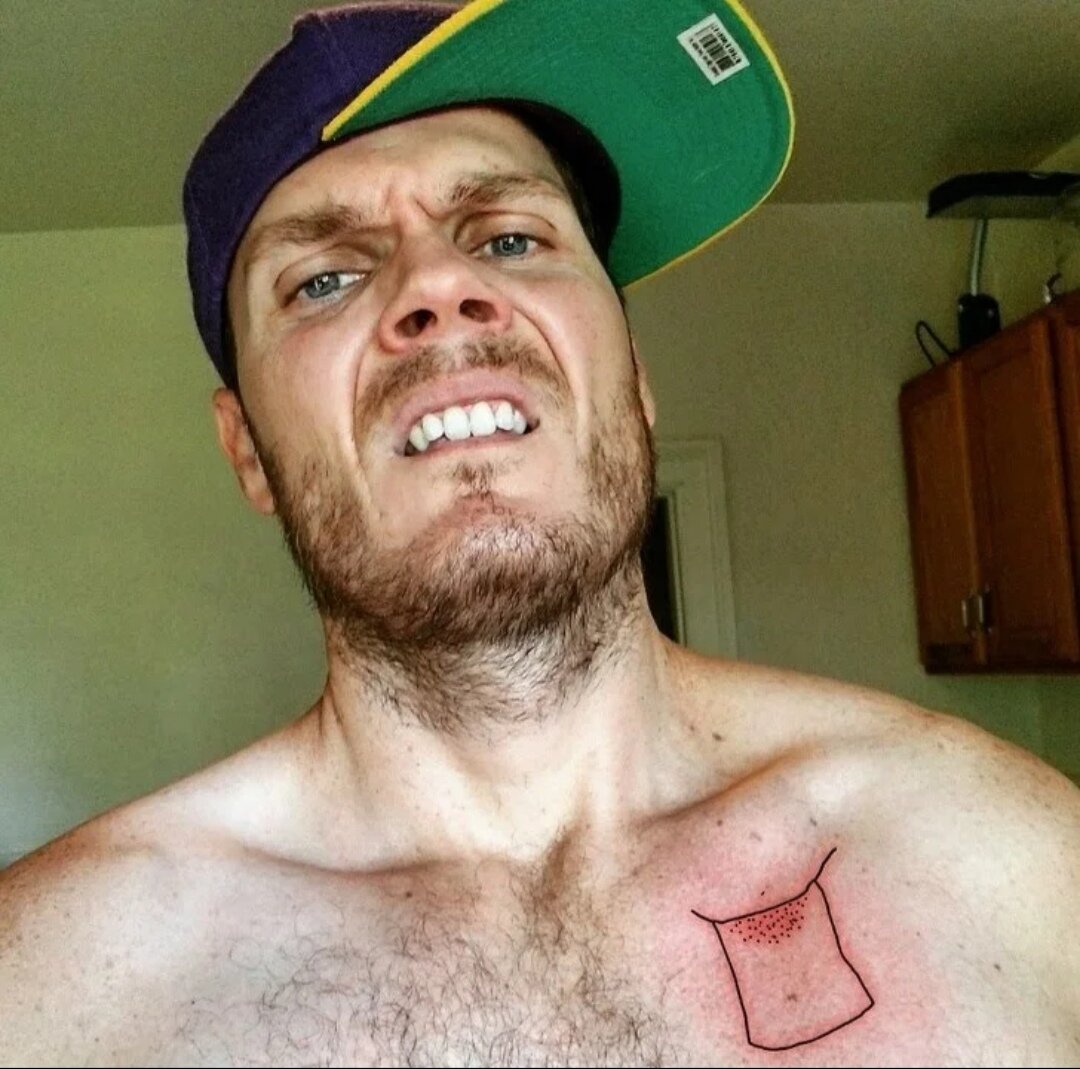 
Часто люди делают тату,которые сделаны не для того чтобы украшать их тело,а для того чтобы помнить некие определенные моменты и события.Грустные или радостные, воспоминания о былой молодости и бурных вечеринках.
Например этот мужчина однажды перебрал с алкоголем и попросил одного парня на вечернике набить ему "шейную" татуировку,когда тату была законченна и мужчина пришел в себя после выпитого алкоголя он заметил что вместо тату на шее,мастер сделал ему рисунок шеи. Это чертовски забавно! 

