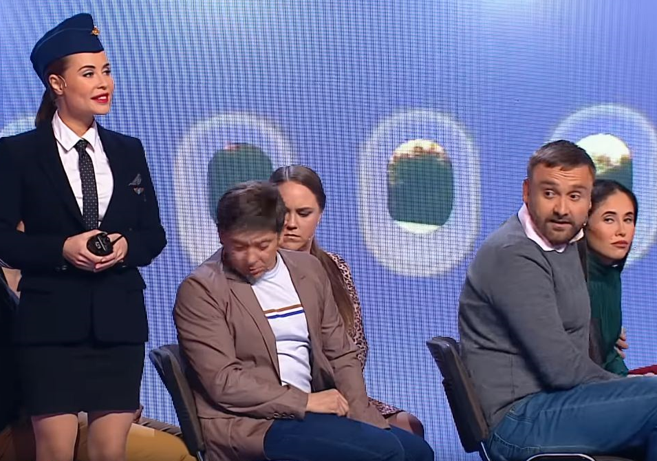 Кадр из миниатюры шоу "Уральских пельменей" про авиакомпанию "Победа"