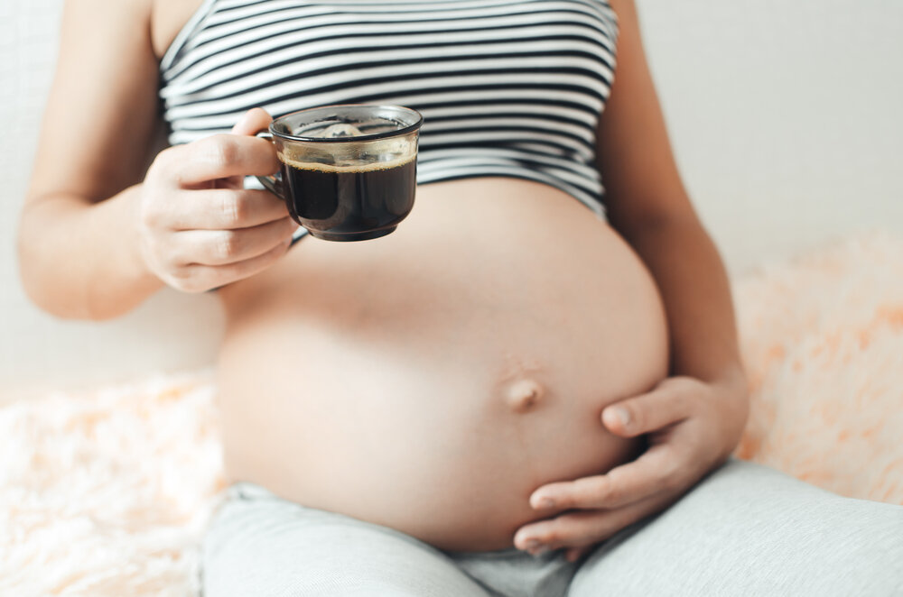 Многие любительницы кофе, забеременев, задаются вопросом "Можно ли продолжать пить кофе как обычно или следует от него отказаться". Так что же делать будущей матери, которая очень любит кофе?