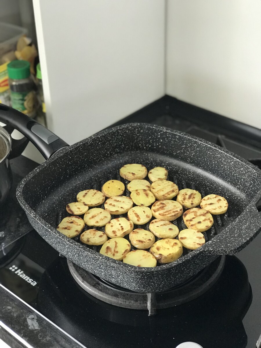 Процесс жарки картофеля. Фото - Сладкий Персик