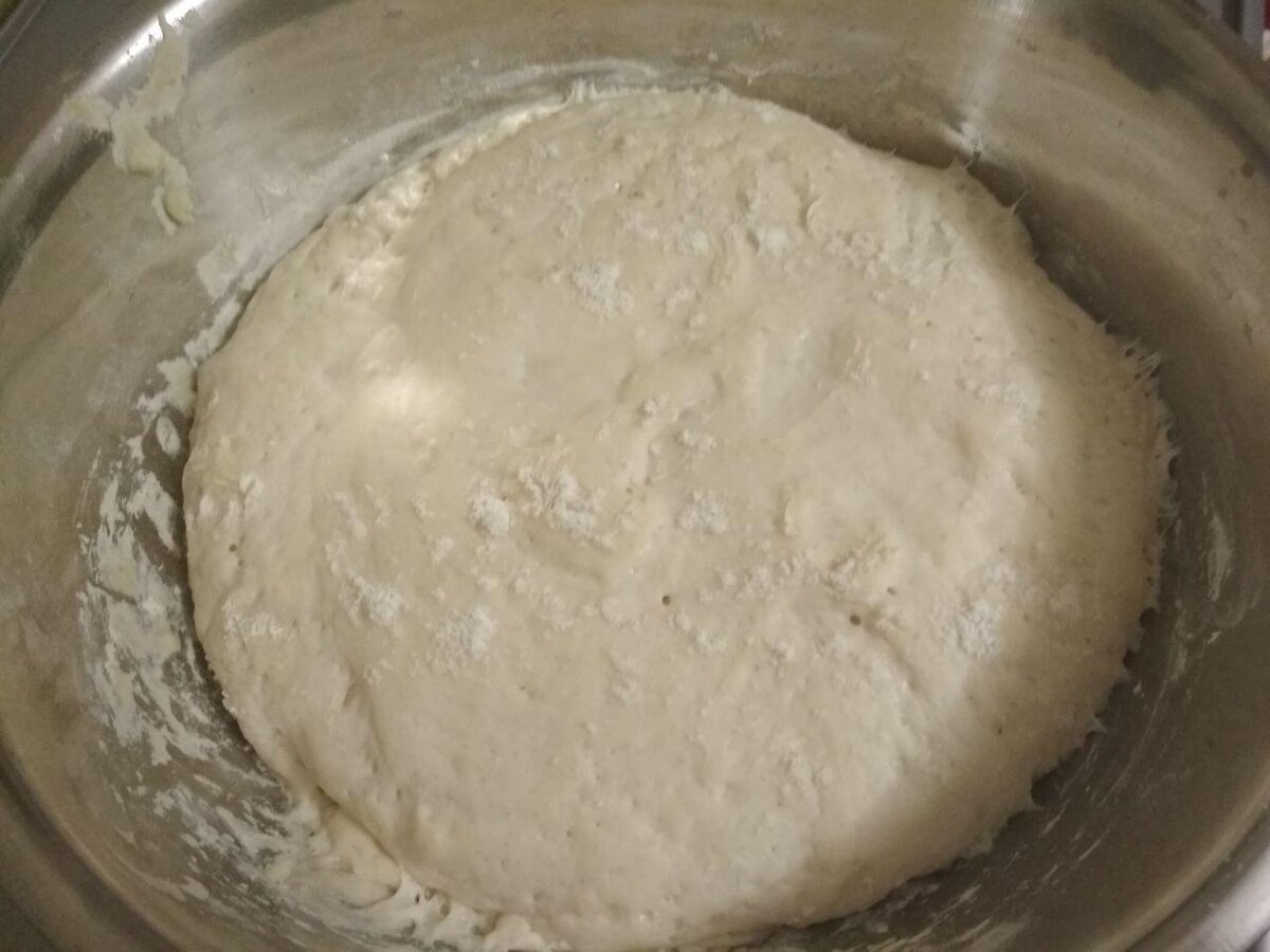 Фото автора канала Дзен Сook with LOVE. Выходит вот такое мягкое и липкое тесто. Очень похоже на пирожки, но оно намного мягче.