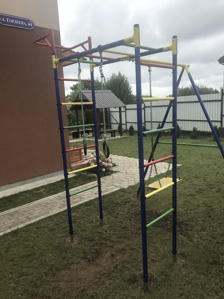 Там ещё одна беседка, как раз напротив входа в дом.