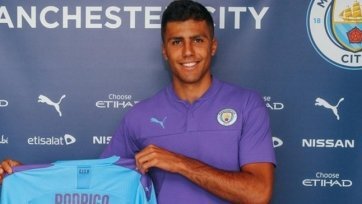 Трансферная политика современного успешного топ-клуба - штука настолько непростая и запутанная, что потратить на ее изучение можно немалое количество времени, да и не факт, что все тонкости все равно будут охвачены. Впрочем, главная суть, как и при любых рыночных отношениях, остается незыблемой - купить наилучший товар за наименее возможные в сложившихся условиях деньги.
