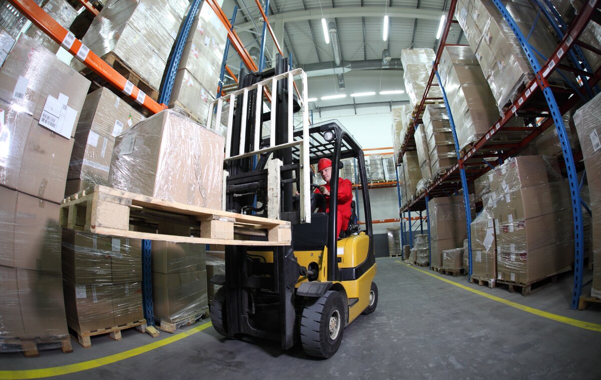 Вилочный погрузчик на складе