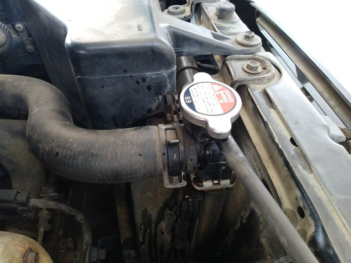 вытекает антифриз w211. перегрев системы охлаждения двигателя. пена в расширительном бачке ваз 2112. перегретый антифриз. бачок антифриза хайлендер 2011.